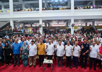 ANWAR Ibrahim (tengah) bergambar kenangan semasa hadir merasmikan Program Madani Rakyat 2025 di Kedai Pasar Payang, Kuala Terengganu, Terengganu hari ini. - UTUSAN/PUQTRA HAIRRY