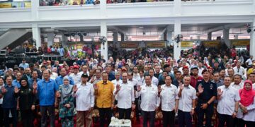 ANWAR Ibrahim (tengah) bergambar kenangan semasa hadir merasmikan Program Madani Rakyat 2025 di Kedai Pasar Payang, Kuala Terengganu, Terengganu hari ini. - UTUSAN/PUQTRA HAIRRY