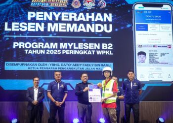 AEDY Fadly Ramly ketika Majlis Penyerahan Lesen Memandu Program MyLesen B2 Peringkat Wilayah Persekutuan Kuala Lumpur, di Dewan MPAJ, Taman Melawati hari ini. UTUSAN/ IQBAL ROSLI