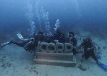ARCA dengan logo JCorp seberat 500 kilogram diturunkan di Pulau Aur sebagai penjenamaan bagi Program Rehabilitasi Terumbu Karang 2025 di Pulau Aur, Mersing, hari ini.