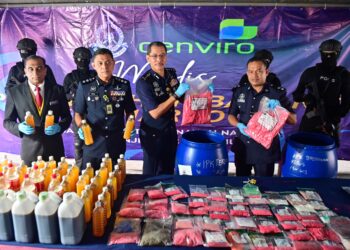 MOHD. Khairi Khairudin (tengah) melakukan gimik pelupusan pelbagai jenis dadah bernilai RM1.1 juta pada Majlis Penyerahan Barang Kes Narkotik Bagi Program Pelupusan 2025 di Ibu Pejabat Polis Kontinjen Terengganu, Terengganu hari ini. - UTUSAN/PUQTRA HAIRRY