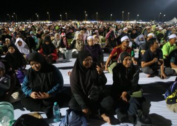 SEBAHAGIAN penyokong Perikatan Nasional yang hadir ke Himpunan Mandat Negarawan di Stadium Sultan Abdul Halim, Suka Menanti di Alor Setar. - UTUSAN/SHAHIR NOORDIN