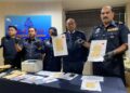 HANYAN Ramlan (dua kanan) bersama pegawainya menunjukkan antara sijil cuti sakit palsu yang berjaya dirampas semasa sidang akhbar di IPD Kuala Muda, Sungai Petani.