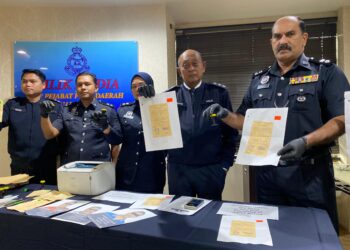 HANYAN Ramlan (dua kanan) bersama pegawainya menunjukkan antara sijil cuti sakit palsu yang berjaya dirampas semasa sidang akhbar di IPD Kuala Muda, Sungai Petani.