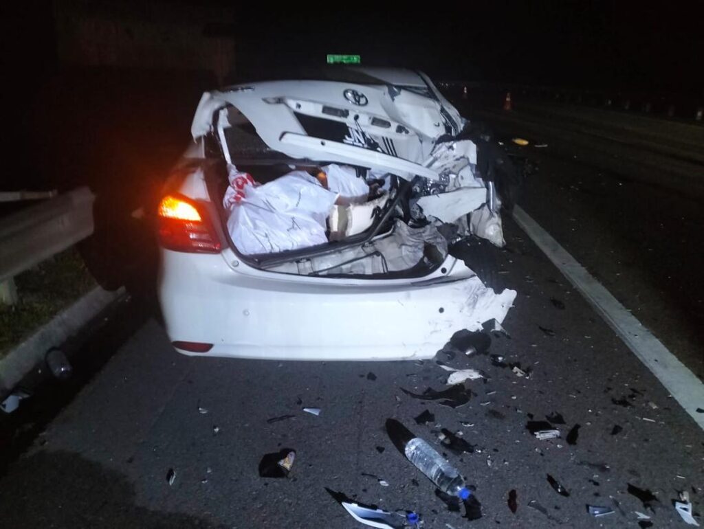 Lelaki maut langgar kereta rosak di lorong kecemasan 1 keadaan motosikal dan kereta yang terlibat dalam kemalangan di Kilometer 84.8 Lebuh Raya Utara Selatan arah selatan malam tadi.