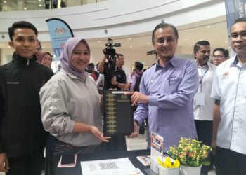 MOHAMAD Abdul Hamid (dua dari kanan) ketika meninjau reruai Karnival Pendidikan Inklusif Jom Sekolah Peringkat Pulau Pinang, di Sunshine Central, Air Itam, Pulau Pinang, hari ini.