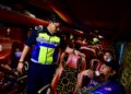 ZAMRI Samion (tengah) memantau pemakaian  tali pinggang keledar penumpang bas dalam Op Pemakaian Tali Pinggang Keledar Bas Ekspres dan Persiaran di Chendering, Kuala Terengganu, Terengganu. - UTUSAN/PUQTRA HAIRRY