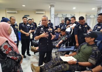 NOOR Hisam Nordin (tengah) pada program derma darah PDRM Perak sempena peringatan Hari Polis Ke-218 Tahun 2025 di Ipoh, Perak hari ini. - UTUSAN/FADZIL ZAINOL