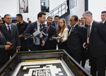 Mohamed Khaled Nordin (dua kanan) ketika meninjau peralatan pertahanan yang dipamerkan pada Pameran Industri Pertahanan Antarabangsa 2025 di Istanbul.