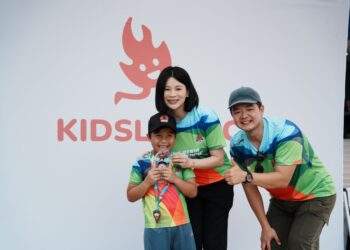 Duta Kidslympic Goh Liu Ying dan Ketua Pegawai Eksekutif Kidslympic, Lim Kien Wei bergambar dengan pemenang. - Ihsan Kidslympic Malaysia