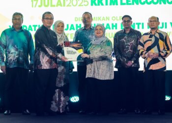 RUBIAH Wang (depan, kanan) menerima Buku Panduan Pelaksanaan Amalan Hijau TVET@KKDW pada majlis di Kolej Kemahiran Tinggi Mara Lenggong hari ini. - UTUSAN/MUHAMAD NAZREEN SYAH MUSTHAFA