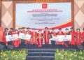 Rubiah Wang (tengah) bersama para penerima anugerah pada Majlis Konvokesyen Kali Ke-5 Akademi Vokasional McDonald’s Malaysia di Shah Alam, baru-baru ini.  Turut hadir Timbalan Menteri Pendidikan, Wong Kah Woh (tujuh kiri) dan Pengarah Urusan dan Rakan Operasi Tempatan, McDonald’s Malaysia, Datuk Azmir Jaafar (tujuh kanan). - UTUSAN/SADDAM YUSOFF