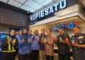 ABDUL Rashid Bahri (tiga dari kanan) pada majlis perasmian pembukaan cawanagan Kopiesatu di Petron Pedas, di sini, semalam. - UTUSAN/ NOR AINNA HAMZAH