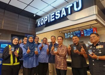 ABDUL Rashid Bahri (tiga dari kanan) pada majlis perasmian pembukaan cawanagan Kopiesatu di Petron Pedas, di sini, semalam. - UTUSAN/ NOR AINNA HAMZAH