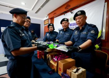 WAN Jamal Abdul Salam Wan Long (kanan) bersama pegawai menunjukkan rampasan dadah semasa sidang media di Kota Bharu, Kelantan. - UTUSAN/KAMARUL BISMI KAMARUZAMAN