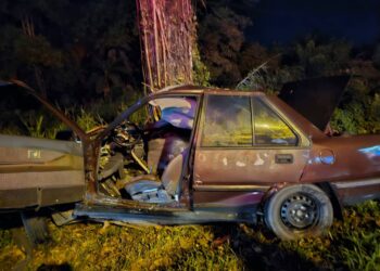 KERETA mangsa remuk akibat terlanggar pokok di hadapan SJK (C) Chung Hua Tudan, Jalan Kuala Baram Bypass, Miri.