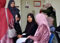 PUTRI Qisya Nur Izzat (dua dari kanan) menunggu di ruang legar Jabatan Forensik Hospital Sultanah Bahiyah, Alor Setar, Kedah, semalam. – UTUSAN/ SHAHIR NOORDIN