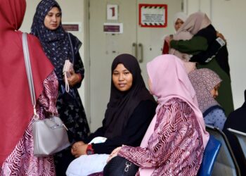 PUTRI Qisya Nur Izzat (dua dari kanan) menunggu di ruang legar Jabatan Forensik Hospital Sultanah Bahiyah, Alor Setar, Kedah, semalam. – UTUSAN/ SHAHIR NOORDIN