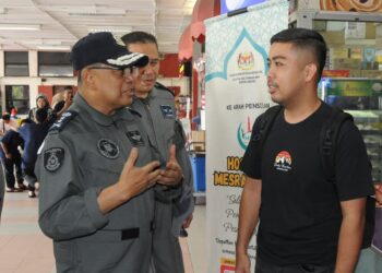 Noor Sham Md Jani (kiri) berbual dengan Koperal Mohd. Helmie Huzaire Sabli suami Koperal Adeline Liu Yan Siu di Hospital Sultanah Aminah, Johor Bahru, semalam. – UTUSAN/RAJA JAAFAR ALI