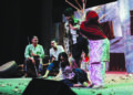 Sebahagian daripada babak dalam teater Tingginya Menyapu Awan, naskhah  Hadiah Karya Sastera 1975 yang dipentaskan semula di Auditorium Dewan Bahasa dan Pustaka (DBP), baru-baru ini.