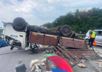 KEADAAN lori dinaiki tiga beranak yang terlibat dalam kemalangan meragut dua nyawa di Kilometer 362.9 Lebuhraya Pantai Timur 2 (LPT2) berhampiran Bukit Besi, Dungun, Terengganu.