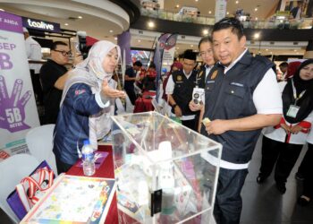 LUKANISMAN Awang Sauni meletakkan simbol jantung sebagai gimik Hari Tanpa Tembakau dan TB Sedunia di IOI Mall, Kulai, Johor. - UTUSAN/RAJA JAAFAR ALI