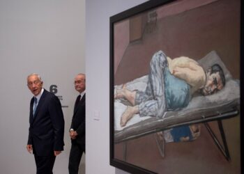 PRESIDEN Portugal, Marcelo Rebelo de Sousa (kiri) dilihat bergambar bersama Datuk Bandar Malaga, Francisco de la Torre sewaktu melawat pameran Paula Rego di Muzium Picasso, Malaga. - AFP