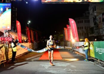 JIN KUANG menjadi peserta pertama tiba di garisan penamat sekali gus muncul pemenang bagi acara 21 kilometer.