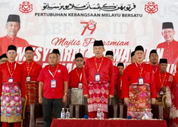 MOHAMAD Hasan (dua dari kanan) bersama barisan kepemimpinan UMNO Terengganu pada Majlis Perasmian Mesyuarat Perwakilan UMNO Bahagian Kuala Nerus di Quinara Al-Safir Resort, Kuala Nerus, Terengganu. - UTUSAN/NURSYASYA NADHIRAH ZABIDI