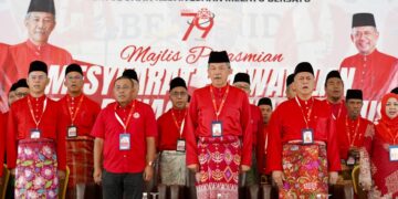 MOHAMAD Hasan (dua dari kanan) bersama barisan kepemimpinan UMNO Terengganu pada Majlis Perasmian Mesyuarat Perwakilan UMNO Bahagian Kuala Nerus di Quinara Al-Safir Resort, Kuala Nerus, Terengganu. - UTUSAN/NURSYASYA NADHIRAH ZABIDI