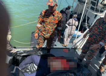 MAYAT mangsa dibawa ke jeti maritim.