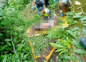 MAYAT lelaki yang  ditemukan dalam gaung di Kampung Batu 23,  Jalan Pahang di Tapah Sabtu lalu.  - UTUSAN/IHSAN JBPM PERAK