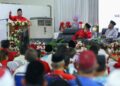 SAARANI Mohamad berucap pada Mesyuarat Perwakilan UMNO Bahagian Beruas hari ini. - UTUSAN/MUHAMAD NAZREEN SYAH MUSTHAFA