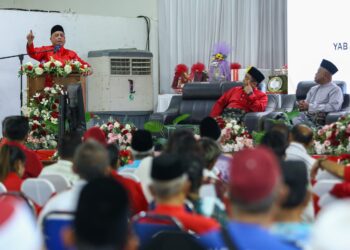 SAARANI Mohamad berucap pada Mesyuarat Perwakilan UMNO Bahagian Beruas hari ini. - UTUSAN/MUHAMAD NAZREEN SYAH MUSTHAFA