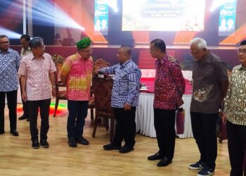 SAARANI Mohamad (tengah) berbual  dengan dua wakil penilai UNESCO yang akan mengiktiraf Lenggong sebagai tapak Geopark Global di Lenggong hari ini. - UTUSAN/FADZIL ZAINOL