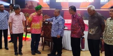 SAARANI Mohamad (tengah) berbual  dengan dua wakil penilai UNESCO yang akan mengiktiraf Lenggong sebagai tapak Geopark Global di Lenggong hari ini. - UTUSAN/FADZIL ZAINOL
