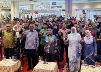 SAARANI Mohamad (depan, tengah) pada program Bazar Buku Perak 2025 (BBP2025) di Ipoh hari ini. - UTUSAN/LIYANA RAMLI