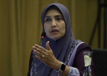 Dr. Anita Suleiman berucap pada Persidangan Meja Bulat Mengenai Pendekatan Pengurangan Kemudaratan: Memperkukuh Kesihatan Awam, Kelestarian Ekonomi & Nilai Islam, di Hotel Renaissance, baru-baru ini.-UTUSAN/ SHIDDIEQIIN ZON