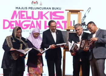 ANWAR Ibrahim (tiga kiri) merasmikan Majlis Peluncuran Buku Melukis Dengan Hati: Biografi Perjalanan Seni 50 Tahun Karya Zunar di Pustaka Raja Tun Uda, Shah Alam. - UTUSAN/AFIQ RAZALI