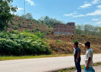 PENDUDUK menunjukkan menara telekomunikasi di Kampung Sungai Relai, Gua Musang, Kelantan yang tidak beroperasi sejak lebih 10 tahun lalu. – UTUSAN/AIMUNI TUAN LAH