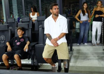 BINTANG Argentina, Lionel Messi dilihat memakai jam tangan mewah yang bernilai RM8.5 juta ketika menonton pasukannya beraksi pada Sabtu lalu. - AFP