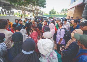 HISHAMUDDIN Hashim (kiri) bertemu sebahagian mangsa penipuan empat syarikat pelaburan selepas sidang akhbar di Pejabat Jabatan Siasatan Jenayah Komersil (JSJK) Bukit Aman di Menara KPJ, Kuala Lumpur, semalam. – UTUSAN/MUHAMAD IQBAL ROSLI