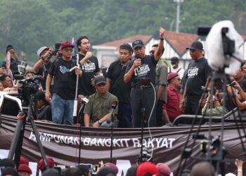 MUHYIDDIN Yassin berucap di Himpunan Turun Anwar di Dataran Merdeka, Putrajaya.