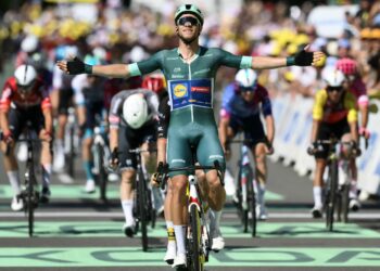 Jonathan Milan memakai kitaran jersi hijau pelari pecut terbaik ke garisan penamat untuk memenangi peringkat kelapan dalam perlumbaan berbasikal Tour de France sepanjang 171.4 km antara Saint-Meen-le-Grand dan Laval Espace Mayenne, hari ini. - AFP