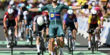 Jonathan Milan memakai kitaran jersi hijau pelari pecut terbaik ke garisan penamat untuk memenangi peringkat kelapan dalam perlumbaan berbasikal Tour de France sepanjang 171.4 km antara Saint-Meen-le-Grand dan Laval Espace Mayenne, hari ini. - AFP