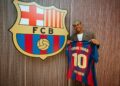 LAMINE Yamal kini memegang jersi No.10 Barcelona. - AFP