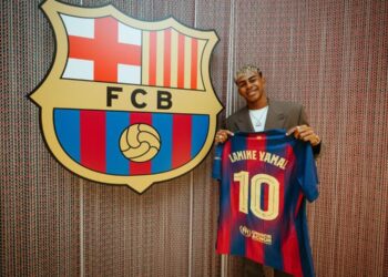 LAMINE Yamal kini memegang jersi No.10 Barcelona. - AFP