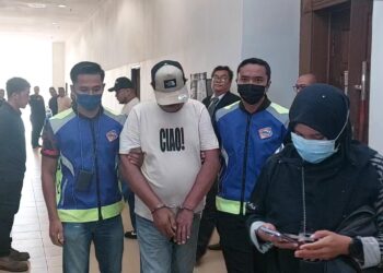 ABDAH Said (tengah) semasa di Mahkamah Majistret Kuantan, Pahang, hari ini.