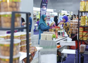 Para pengunjung melihat produk-produk desa yang dijual pada Karnival Mega 3 Dimensi (MK3D) di MITEC, Kuala Lumpur, semalam. – UTUSAN/FARIZ RUSADIO
