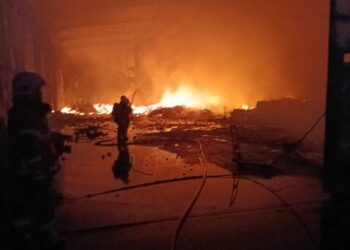 PASUKAN bomba memadam kebakaran di gudang perabot yang terbakar hampir 80 peratus di Kawasan Perindustrian Bukit Rambai, malam tadi. - UTUSAN/AMRAN ALI